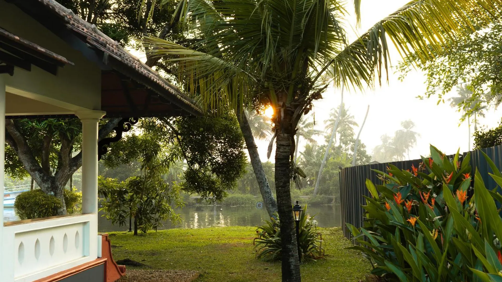 Palmgrove Lake Resort Alappuzha 4*,
